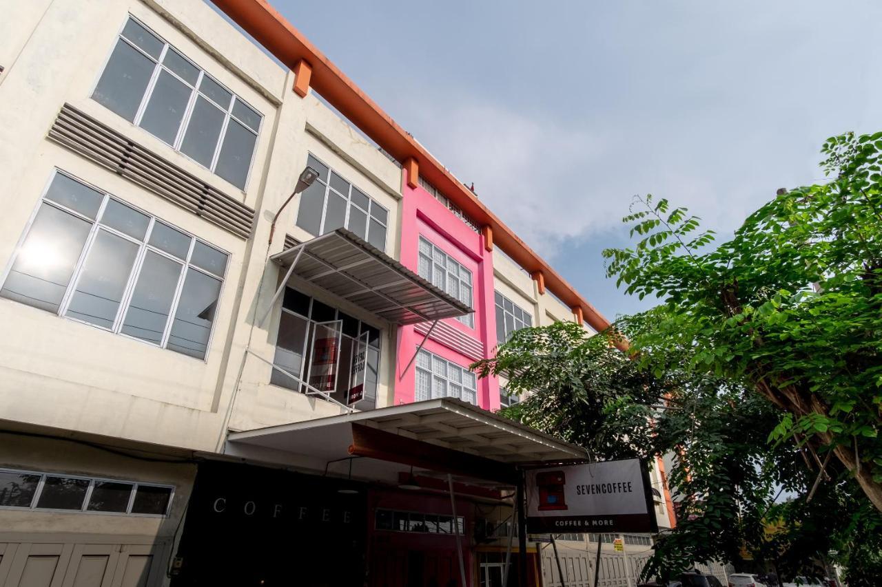 Oyo 1557 Bungas Guest House Медан Екстериор снимка