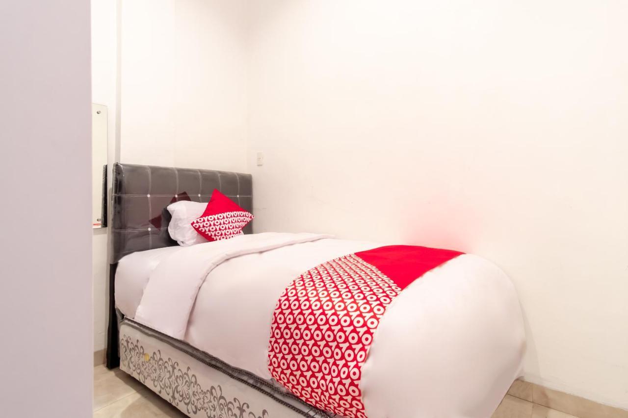 Oyo 1557 Bungas Guest House Медан Екстериор снимка