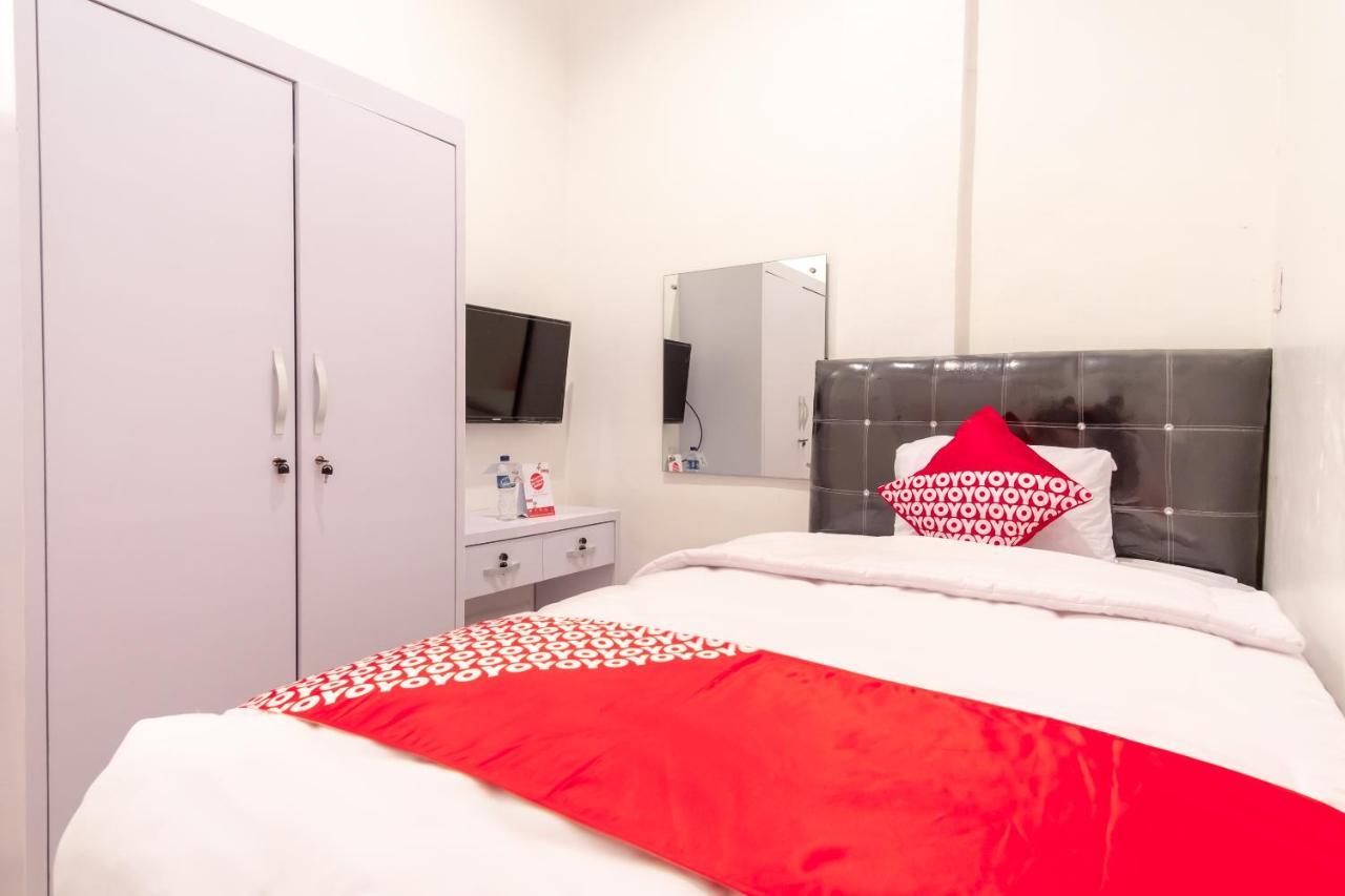 Oyo 1557 Bungas Guest House Медан Екстериор снимка
