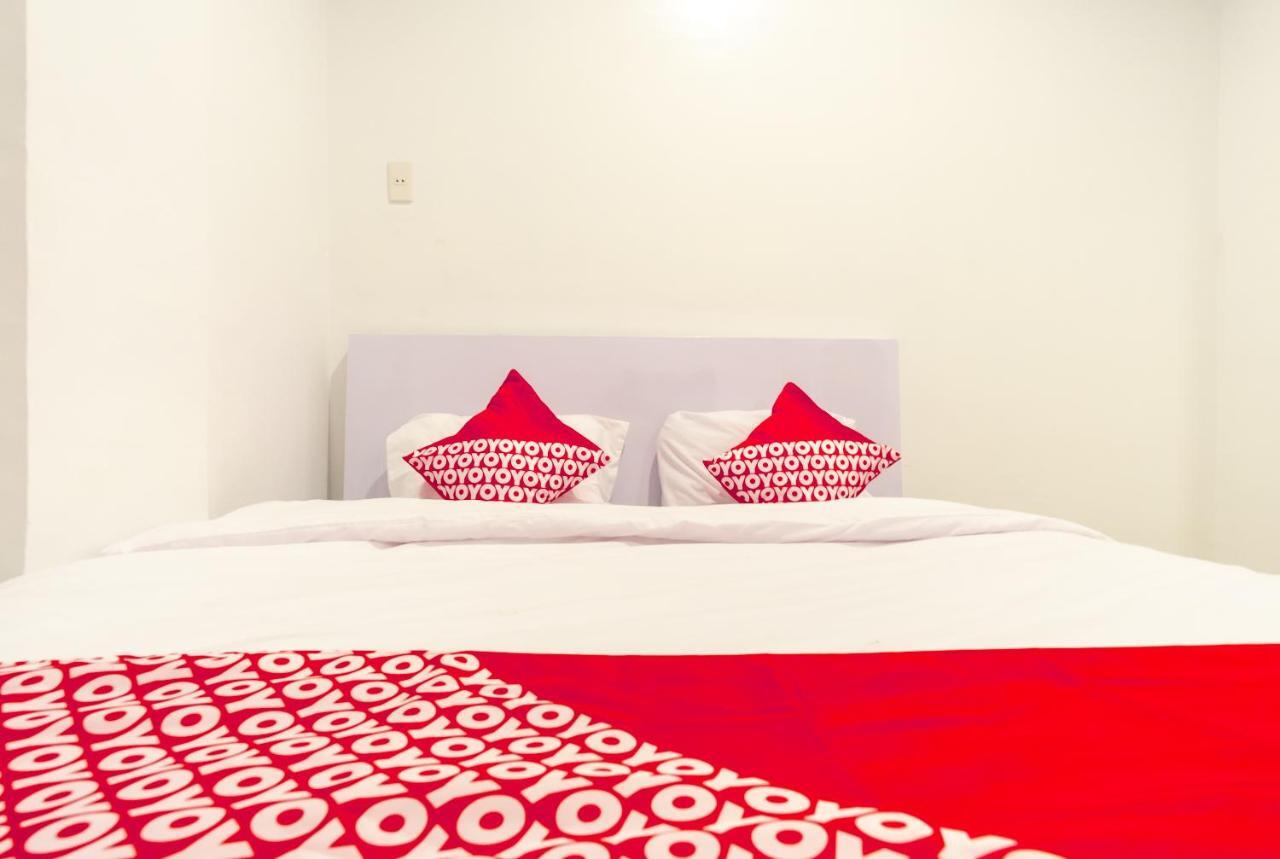 Oyo 1557 Bungas Guest House Медан Екстериор снимка