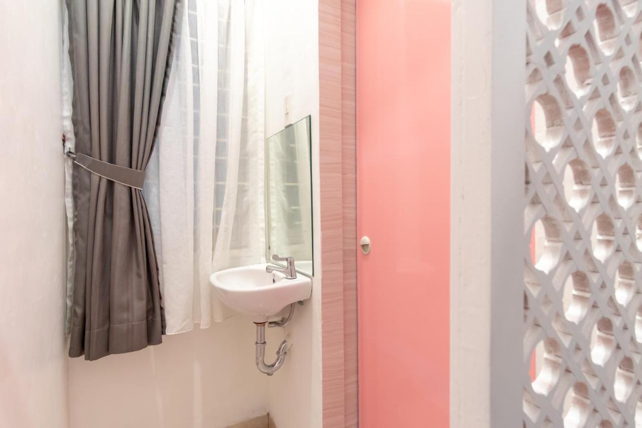 Oyo 1557 Bungas Guest House Медан Екстериор снимка