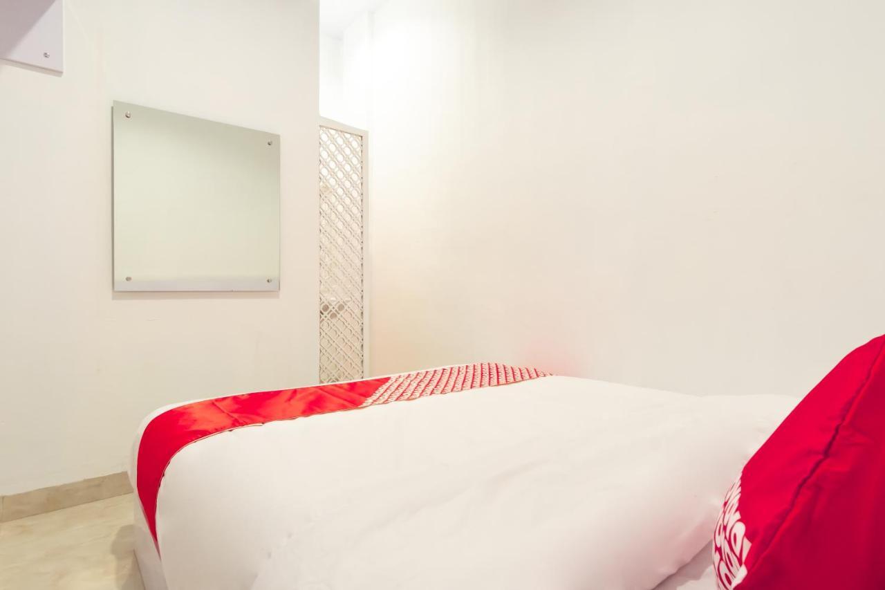 Oyo 1557 Bungas Guest House Медан Екстериор снимка