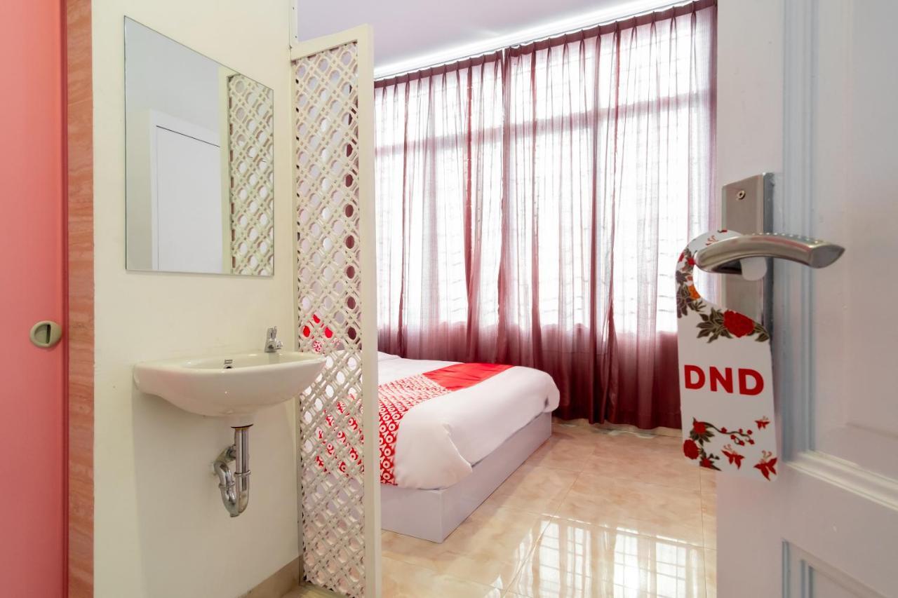 Oyo 1557 Bungas Guest House Медан Екстериор снимка