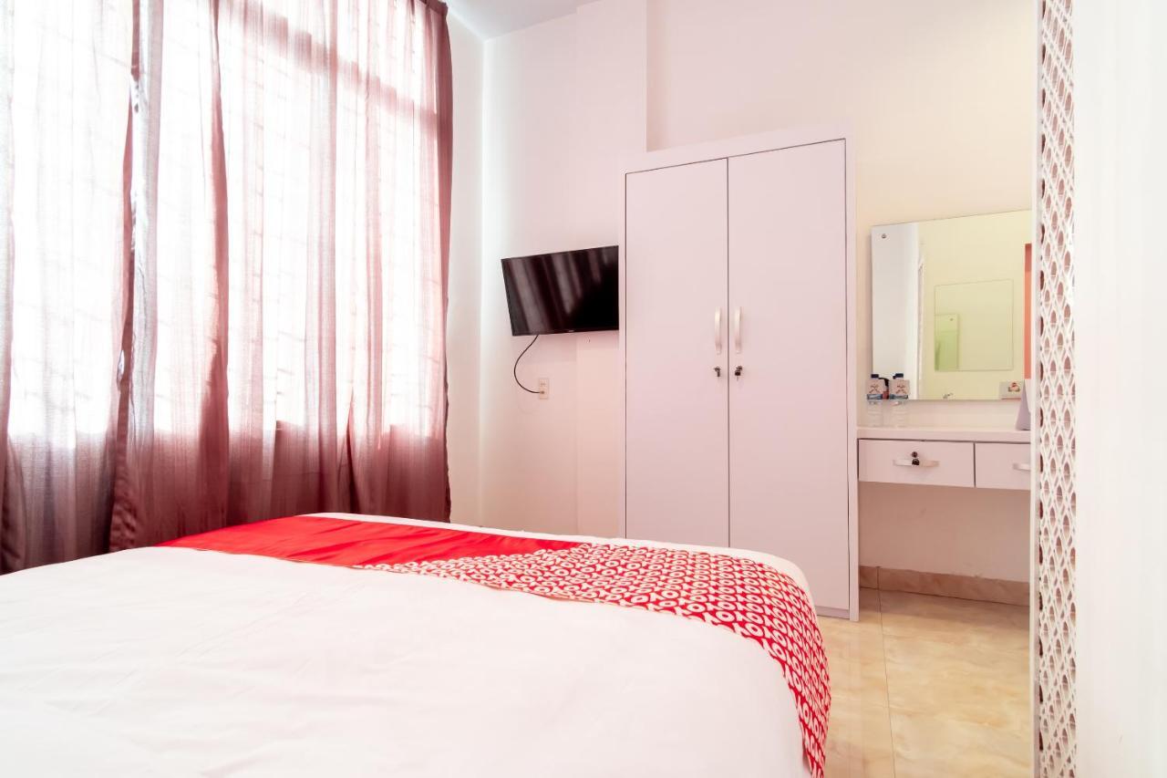 Oyo 1557 Bungas Guest House Медан Екстериор снимка